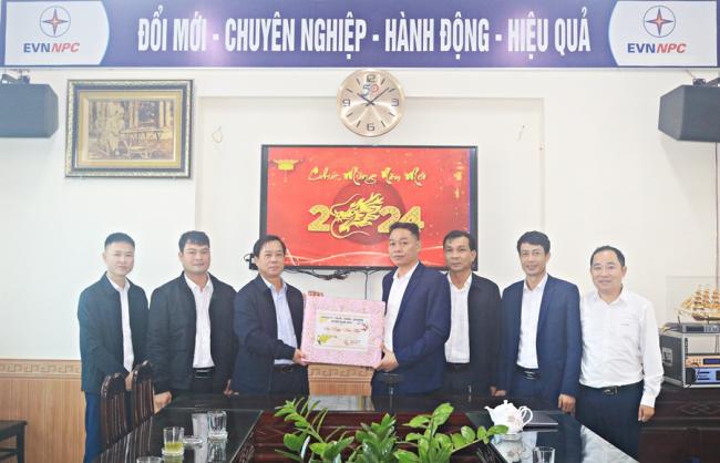 Đồng chí Tô Xuân Hiển - TVHU, Phó Chủ tịch Hội đồng nhân dân huyện chúc Tết cán bộ, nhân viên Điện lực và Bưu điện huyện Giao Thủy, Nam Định.